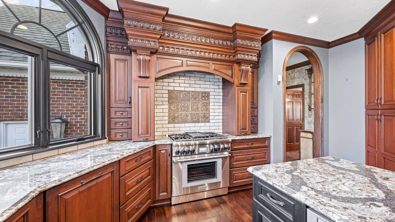 Stately Home & Scenic Lake - Auction